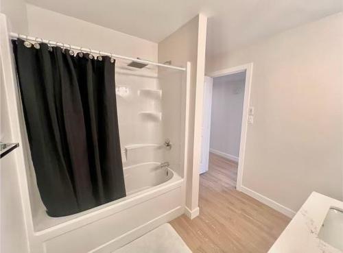 39 Fairfield Lane, New Bothwell, MB - Indoor Photo Showing Bathroom