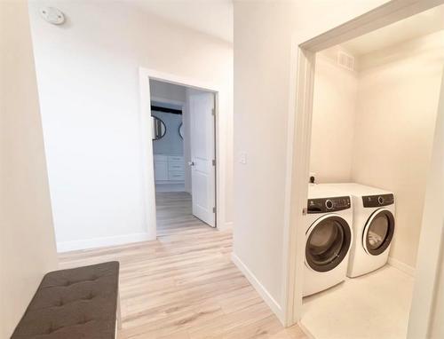 39 Fairfield Lane, New Bothwell, MB - Indoor Photo Showing Laundry Room