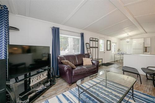 3 Surrey Place, Winnipeg, MB - Indoor Photo Showing Living Room