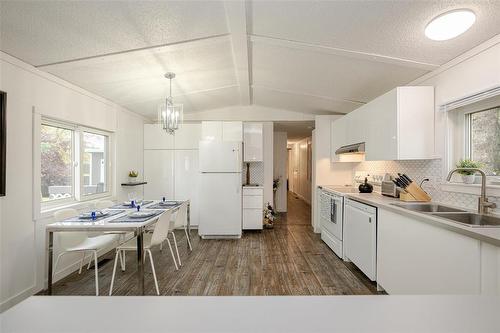 3 Surrey Place, Winnipeg, MB - Indoor Photo Showing Kitchen With Double Sink