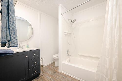 3 Surrey Place, Winnipeg, MB - Indoor Photo Showing Bathroom