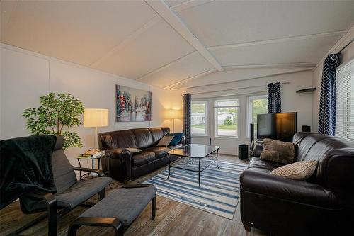 3 Surrey Place, Winnipeg, MB - Indoor Photo Showing Living Room