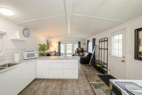 3 Surrey Place, Winnipeg, MB - Indoor Photo Showing Kitchen