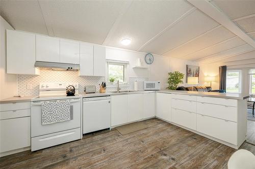 3 Surrey Place, Winnipeg, MB - Indoor Photo Showing Kitchen