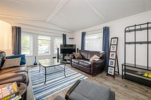 3 Surrey Place, Winnipeg, MB - Indoor Photo Showing Living Room