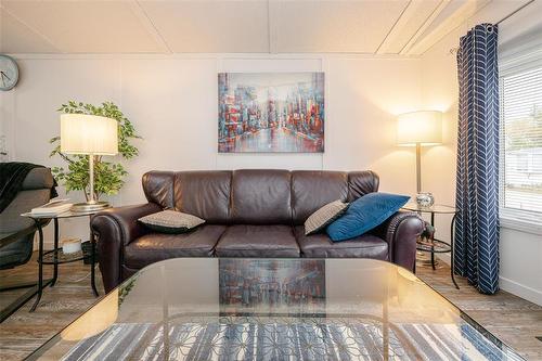 3 Surrey Place, Winnipeg, MB - Indoor Photo Showing Living Room