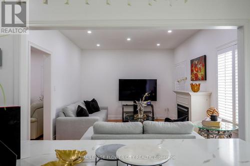 94 Sir Jacobs Crescent, Brampton, ON - Indoor Photo Showing Living Room