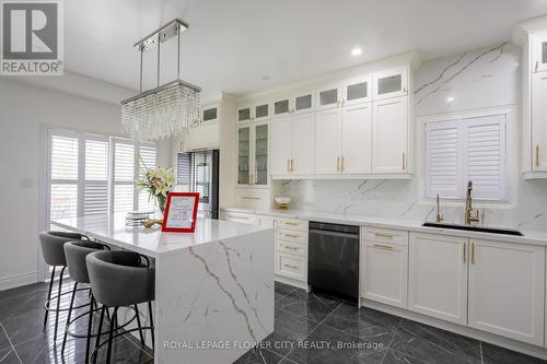 94 Sir Jacobs Crescent, Brampton, ON - Indoor Photo Showing Kitchen With Upgraded Kitchen