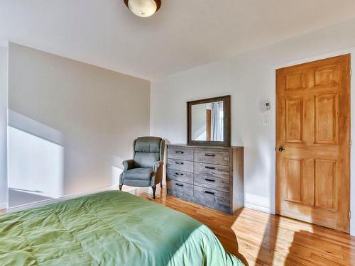 CinÃ©ma maison - 108 Rue Du Domaine-Fortier, Saint-Colomban, QC - Indoor Photo Showing Bedroom