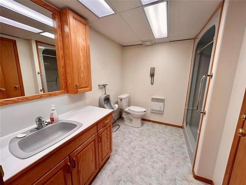 81 12Th Street, Birtle, MB - Indoor Photo Showing Bathroom