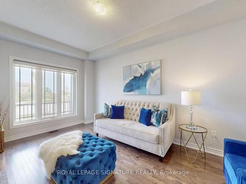 1443 Lormel Gate Ave, Innisfil, ON - Indoor Photo Showing Living Room