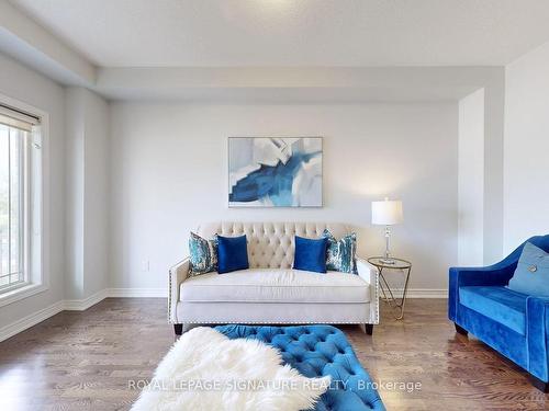 1443 Lormel Gate Ave, Innisfil, ON - Indoor Photo Showing Living Room