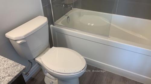 1602-104 Garment St, Kitchener, ON - Indoor Photo Showing Bathroom