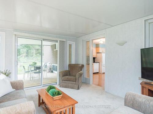 314 11Th Con Rd E, Hamilton, ON - Indoor Photo Showing Living Room