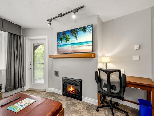 107Abcd-1800 Riverside Lane, Courtenay, BC - Indoor Photo Showing Living Room With Fireplace