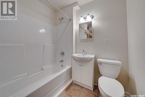 921 7Th Avenue N, Saskatoon, SK - Indoor Photo Showing Bathroom