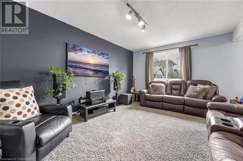 35 Titmouse Court, Hamilton, ON - Indoor Photo Showing Living Room