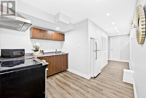 560 Bristol Road, Newmarket, ON - Indoor Photo Showing Kitchen