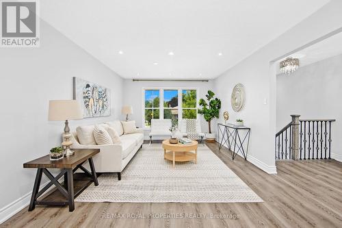 560 Bristol Road, Newmarket, ON - Indoor Photo Showing Living Room