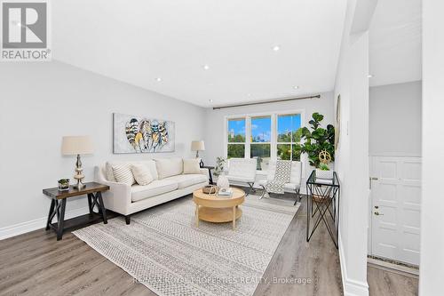 560 Bristol Road, Newmarket, ON - Indoor Photo Showing Living Room