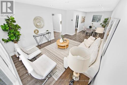 560 Bristol Road, Newmarket, ON - Indoor Photo Showing Living Room