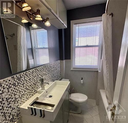 249 Powell Avenue, Ottawa, ON - Indoor Photo Showing Bathroom