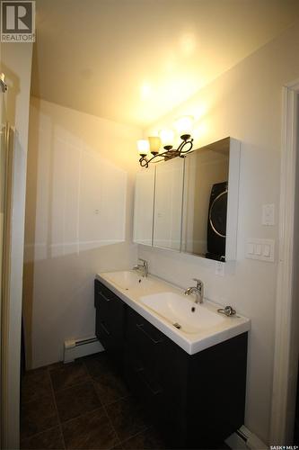 656 4Th Street W, Shaunavon, SK - Indoor Photo Showing Bathroom