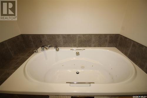 656 4Th Street W, Shaunavon, SK - Indoor Photo Showing Bathroom