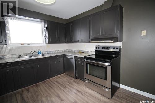 656 4Th Street W, Shaunavon, SK - Indoor Photo Showing Kitchen With Double Sink