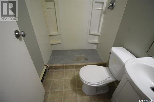 656 4Th Street W, Shaunavon, SK - Indoor Photo Showing Bathroom