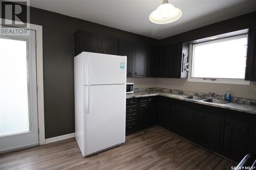 656 4Th Street W, Shaunavon, SK - Indoor Photo Showing Kitchen With Double Sink