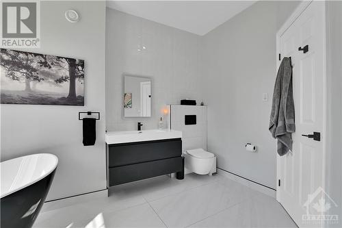 36 Sawgrass Circle, Ottawa, ON - Indoor Photo Showing Bathroom