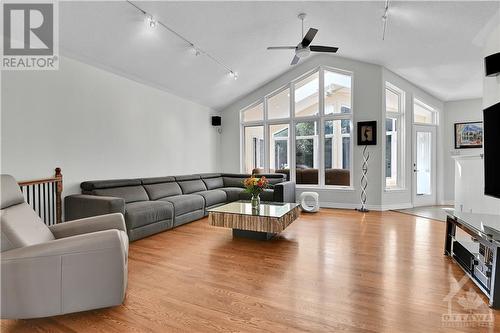 36 Sawgrass Circle, Ottawa, ON - Indoor Photo Showing Living Room