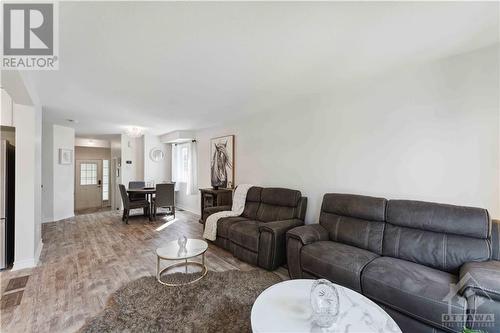 38 Upney Drive, Ottawa, ON - Indoor Photo Showing Living Room