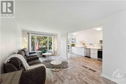 38 Upney Drive, Ottawa, ON - Indoor Photo Showing Living Room