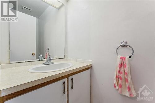 415 Viewmount Drive, Nepean, ON - Indoor Photo Showing Bathroom