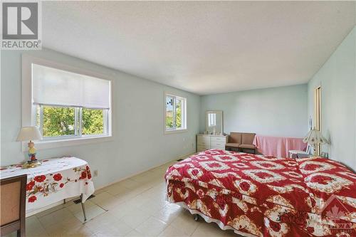 415 Viewmount Drive, Nepean, ON - Indoor Photo Showing Bedroom