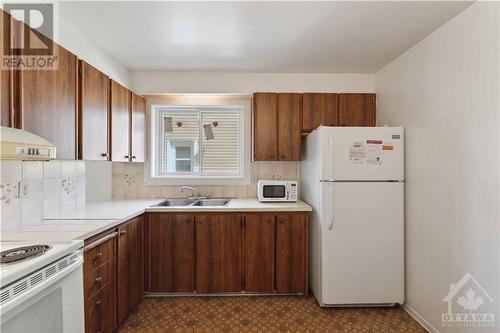 415 Viewmount Drive, Nepean, ON - Indoor Photo Showing Kitchen With Double Sink