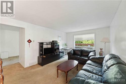 415 Viewmount Drive, Nepean, ON - Indoor Photo Showing Living Room