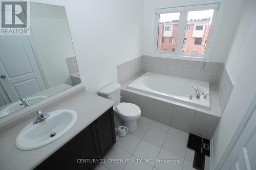 913 Kicking Horse Path, Oshawa, ON - Indoor Photo Showing Bathroom