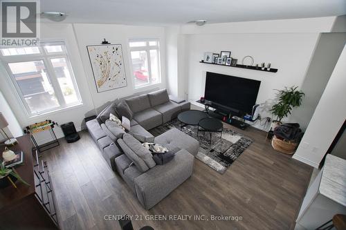 913 Kicking Horse Path, Oshawa, ON - Indoor Photo Showing Living Room