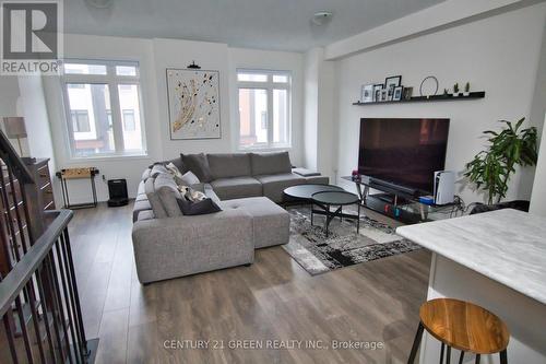 913 Kicking Horse Path, Oshawa, ON - Indoor Photo Showing Living Room