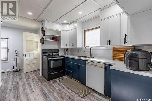 1089 Wolfe Avenue, Moose Jaw, SK - Indoor Photo Showing Kitchen With Double Sink