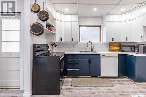 1089 Wolfe Avenue, Moose Jaw, SK - Indoor Photo Showing Kitchen With Double Sink