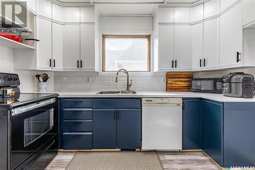 1089 Wolfe Avenue, Moose Jaw, SK - Indoor Photo Showing Kitchen With Double Sink