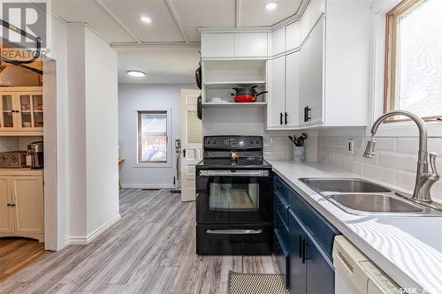 1089 Wolfe Avenue, Moose Jaw, SK - Indoor Photo Showing Kitchen With Double Sink