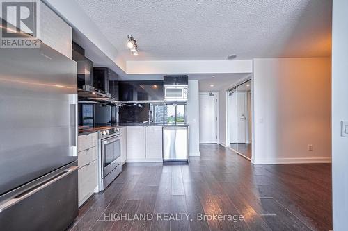 2203 - 72 Esther Shiner Boulevard, Toronto, ON - Indoor Photo Showing Kitchen