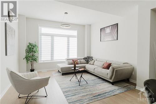 634 Taliesin Crescent, Stittsville, ON - Indoor Photo Showing Living Room