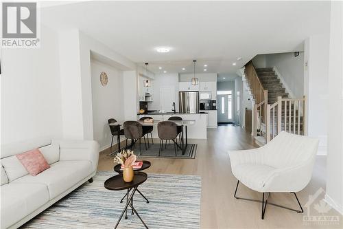 634 Taliesin Crescent, Stittsville, ON - Indoor Photo Showing Living Room