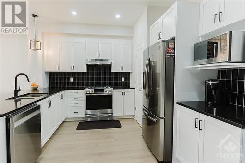 634 Taliesin Crescent, Stittsville, ON - Indoor Photo Showing Kitchen With Double Sink With Upgraded Kitchen